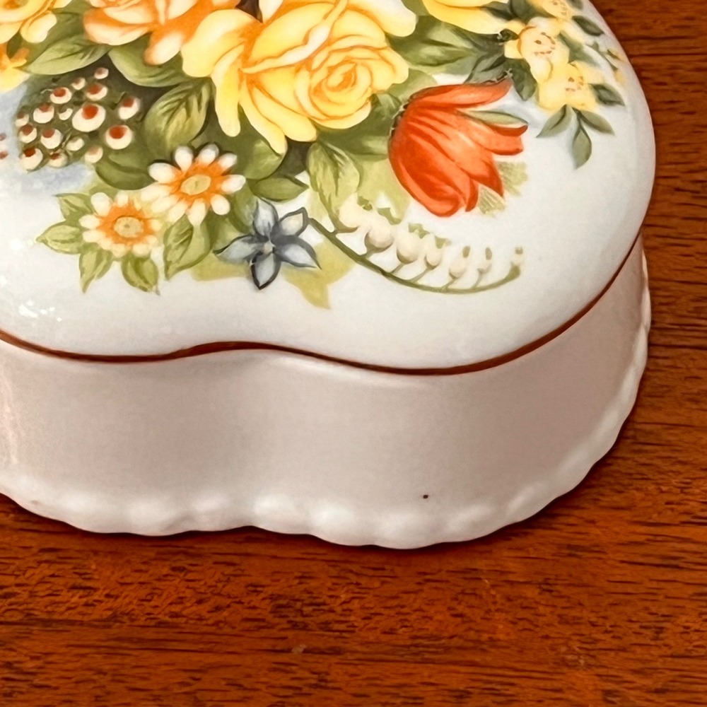 Vintage Heart Shaped Porcelain Trinket Box Floral Rose Gold Trim Scalloped Base - Picture 7 of 16